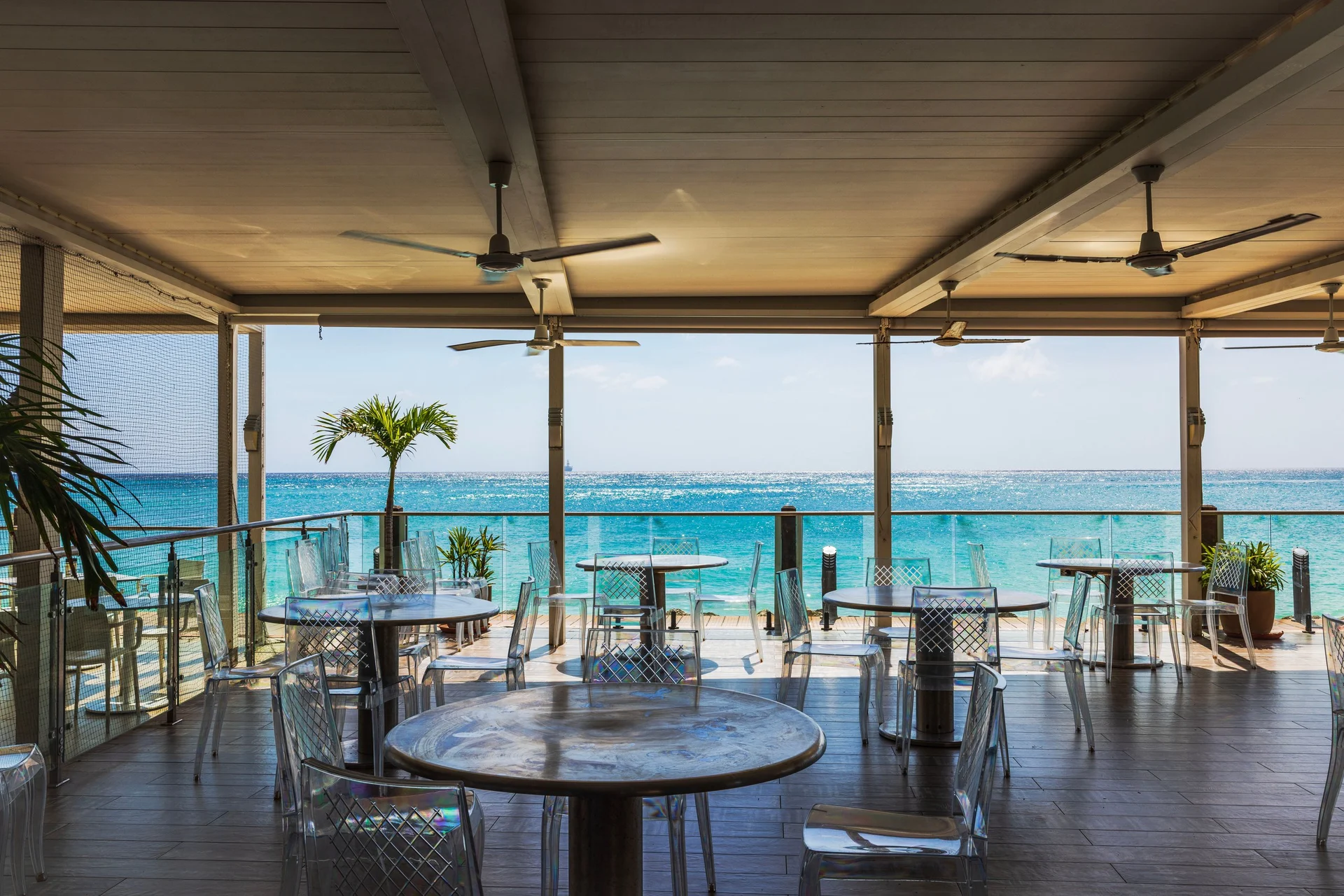 Terrasse de plage privée face à la mer turquoise à Cannes