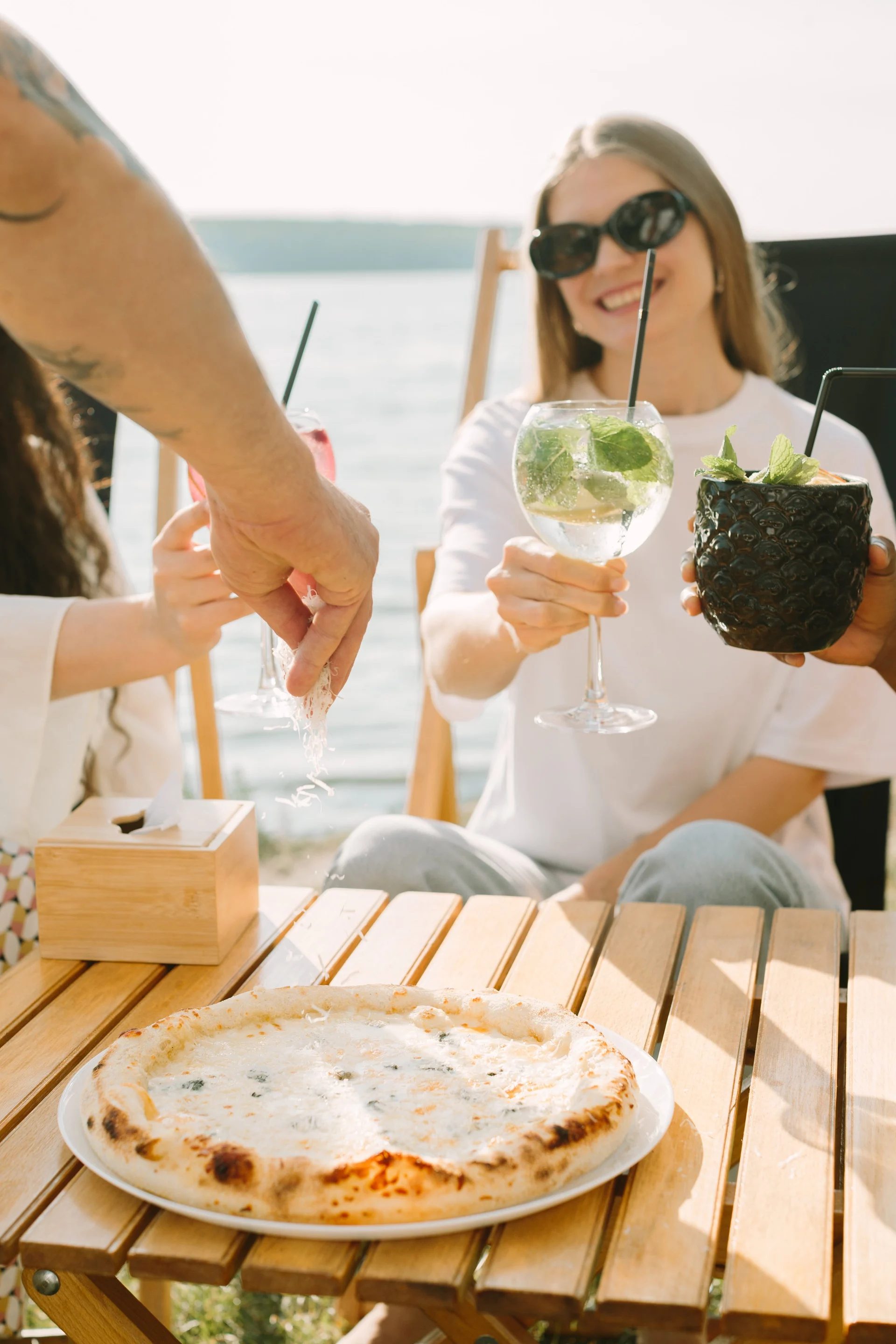 Amis partageant un repas festif en terrasse