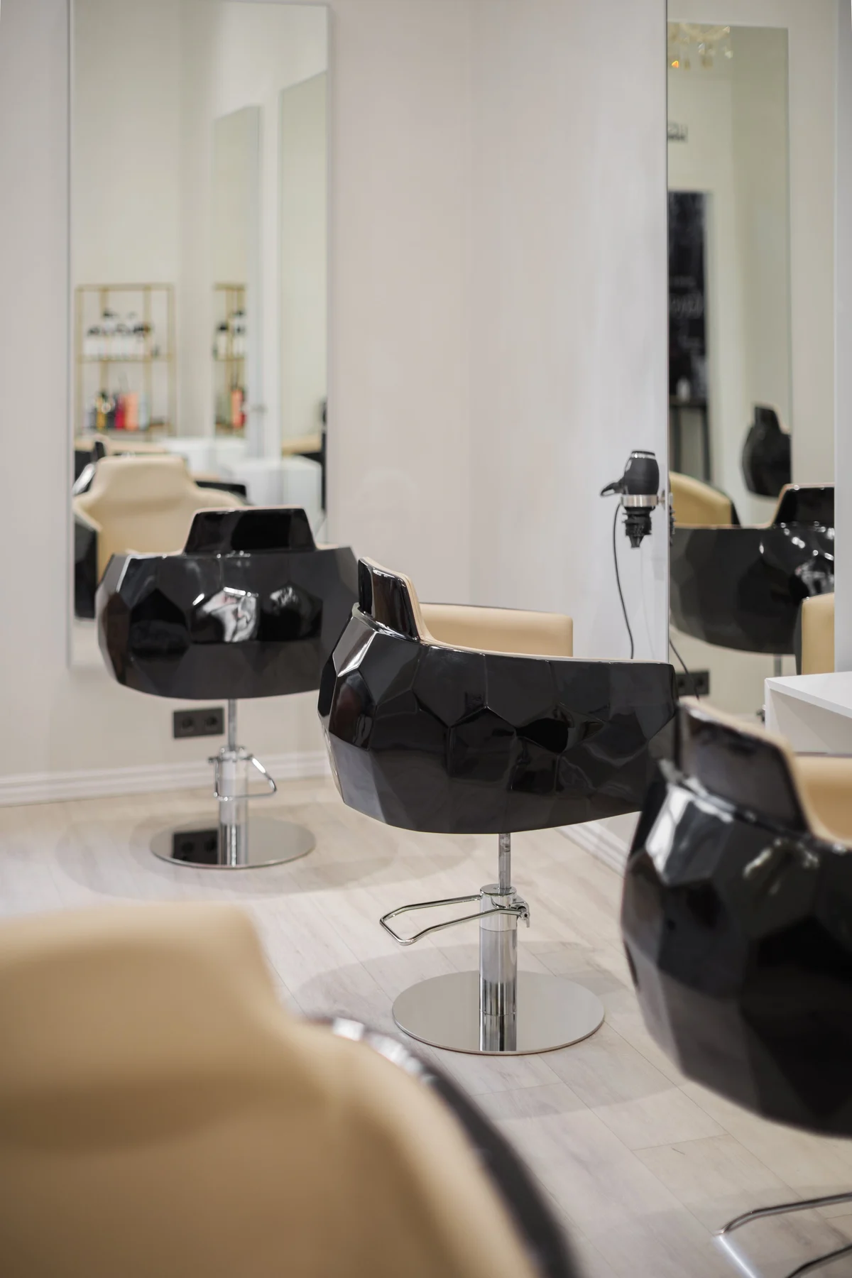 Salon moderne avec miroirs et fauteuils design
