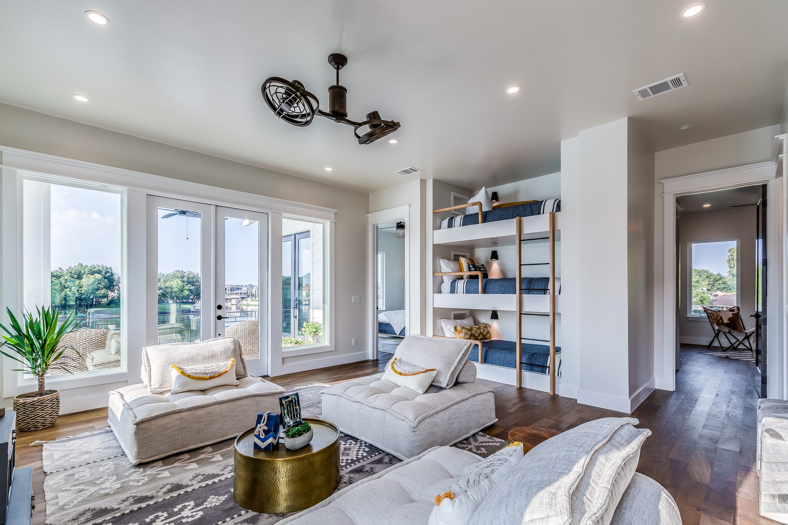 Salon commun design avec plafonnier et fauteuils — Penthouse du Suquet
