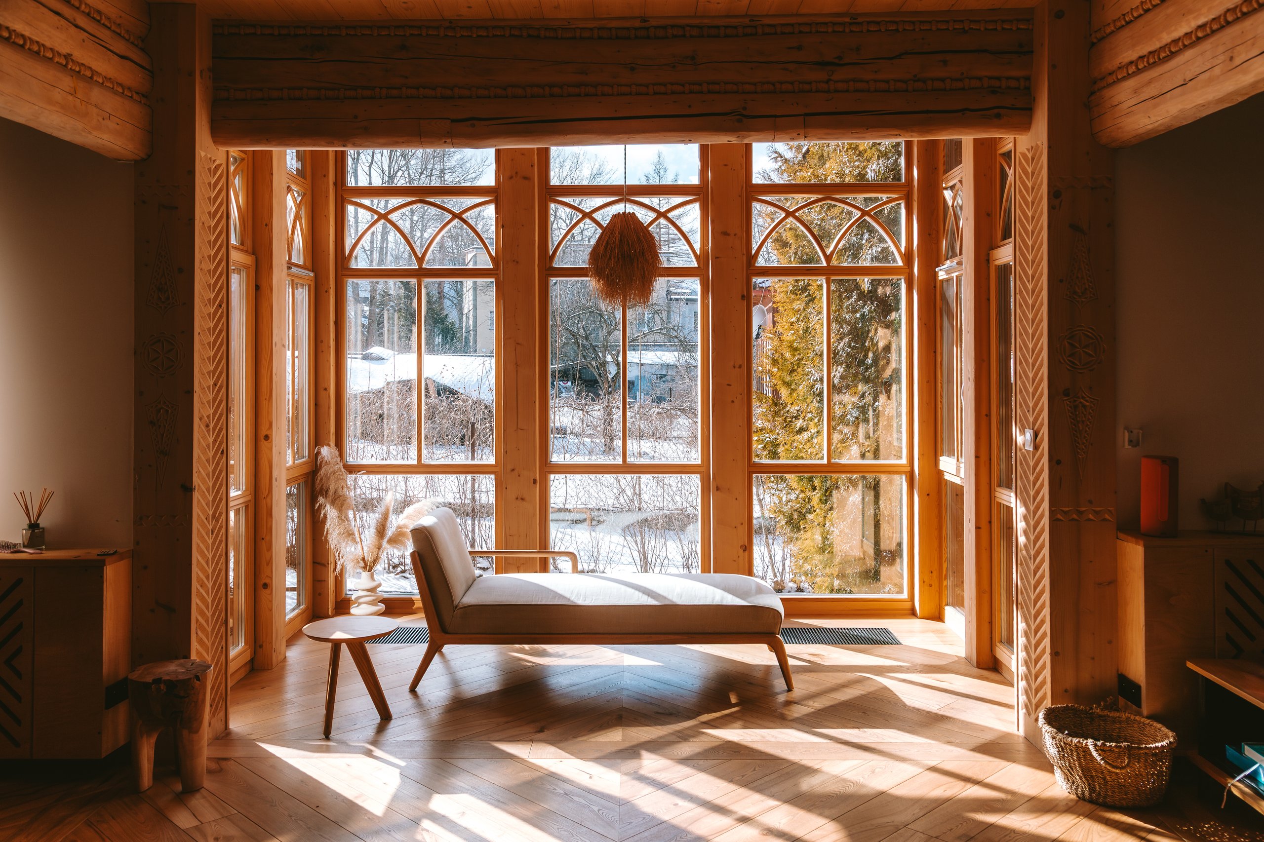 Chalet lumineux avec baies vitrées donnant sur la forêt — Villa Estérel