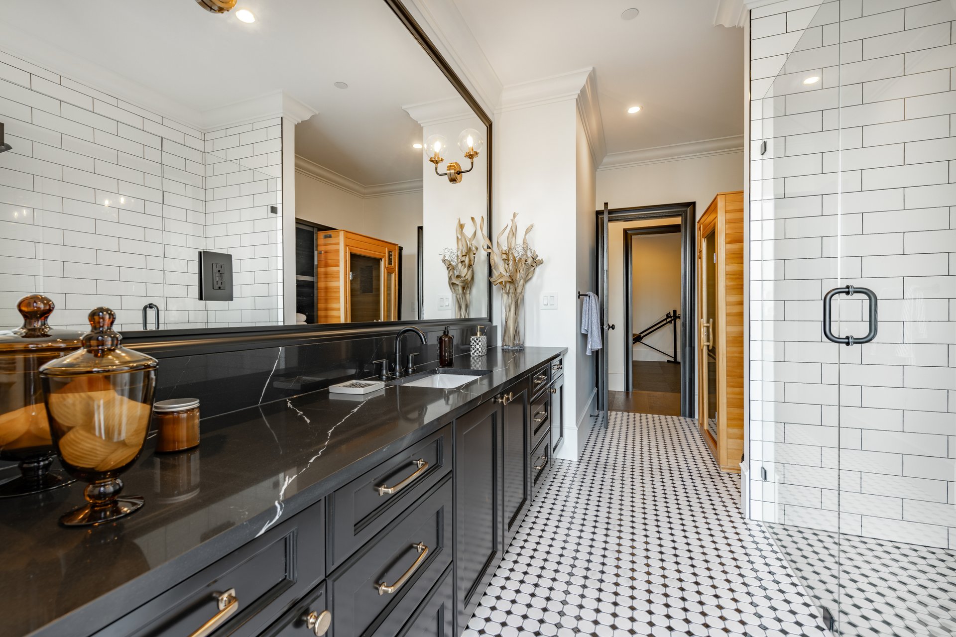 Salle de bain luxueuse avec douche à l'italienne et baignoire îlot — Villa Croix des Gardes