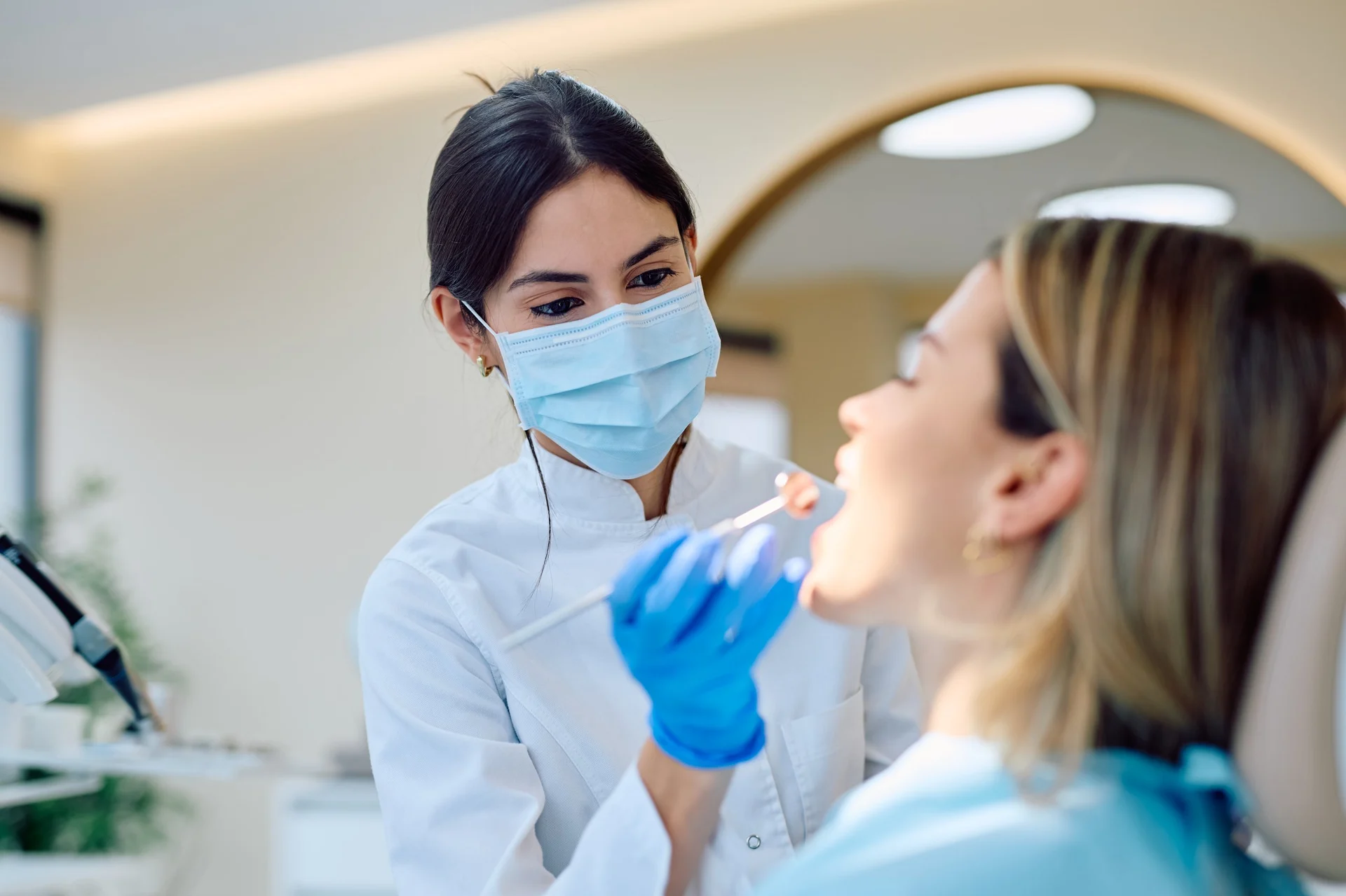 Patiente souriante lors d'une consultation dentaire